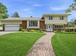 10 Darien Place, East Northport, NY 11731