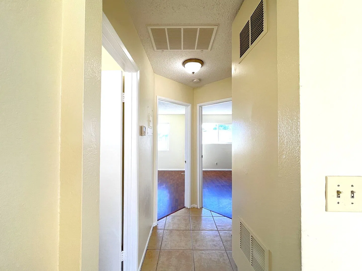 2 bed, 1 bath located in Ontario! — Photo 1