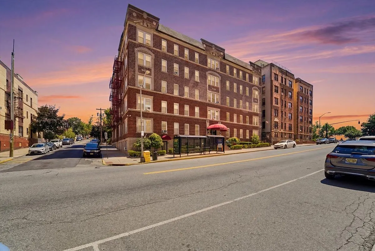 2 bed, 790 sqft, $2,575 — Photo 1