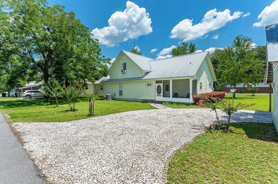 4 bed, 2.5 bath, 2383 sqft, $2,495 — Photo 3
