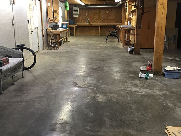 Garage and workshop. 