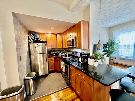 4th image of 435 Hanover St #3B