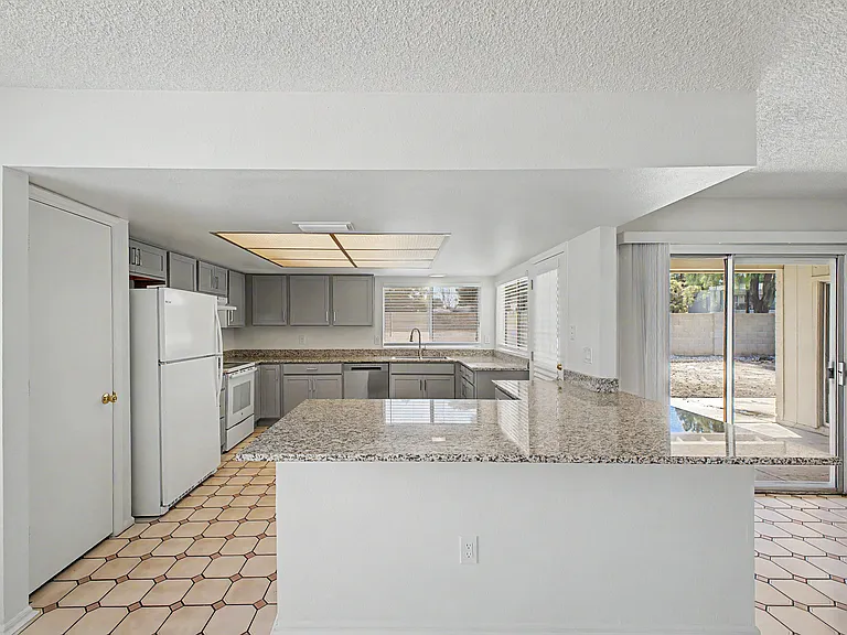 17213 N 35th Dr — Photo 2