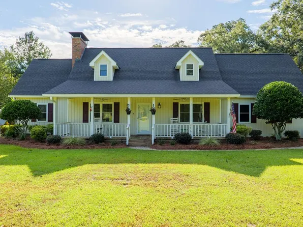 5466 Griffin Dr, Hahira, GA 31632