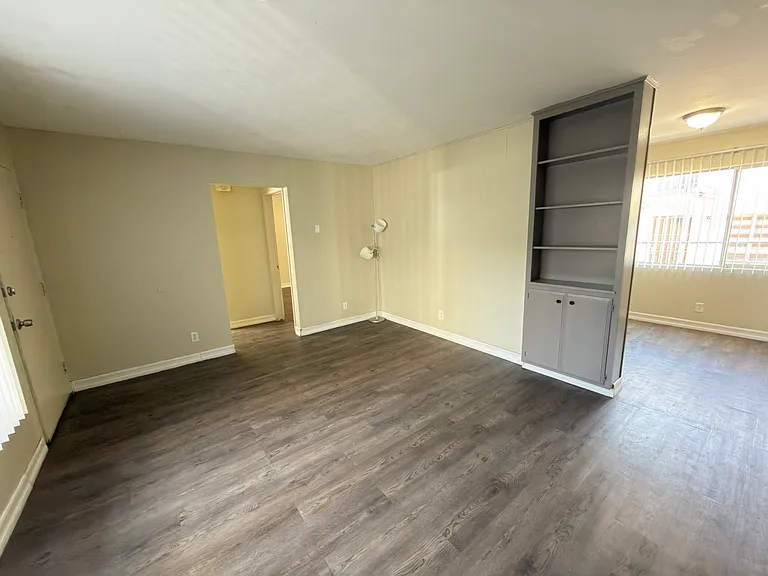 4311 Winona Ave — Photo 10