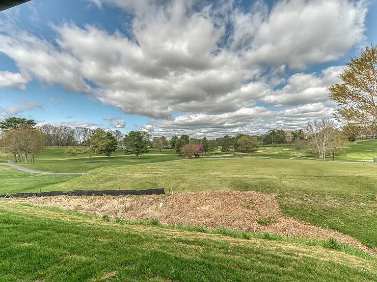 221 Monroe Dr — Photo 40