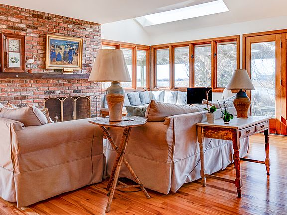 5th image of 26 Bay Ln