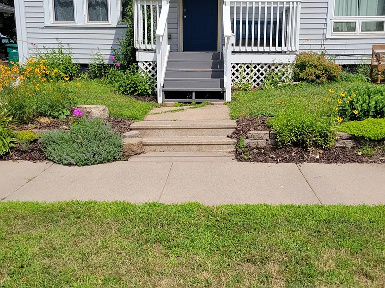 612 E Grand Ave — Photo 2