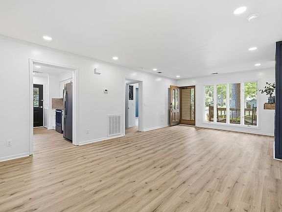 5th image of 814 Colony Dr.