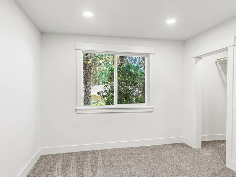 305 W 8th St — Photo 10