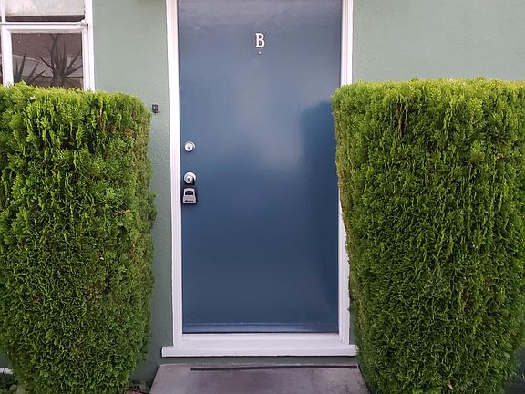 2nd image of 1028 Pearl St APT C