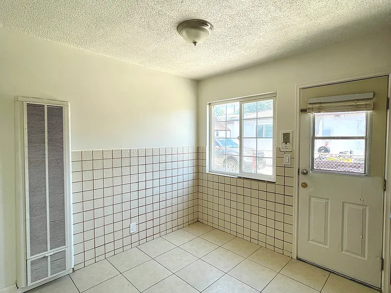 2539 1/2 Floradale Ave — Photo 5