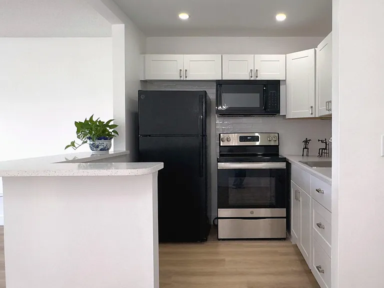 150 Windsor Dr — Photo 3