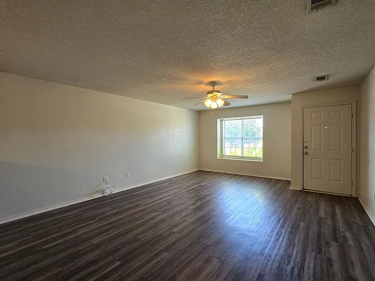 3303 Driftwood Dr — Photo 10