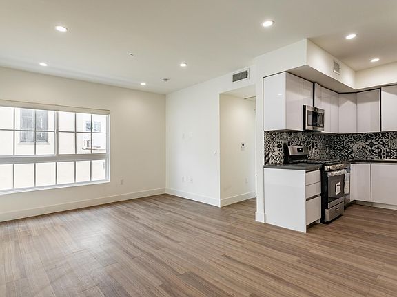2nd image of 4749 Elmwood Ave