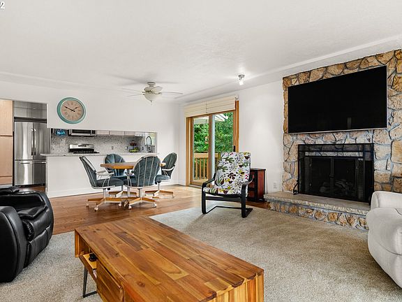 Living Room>