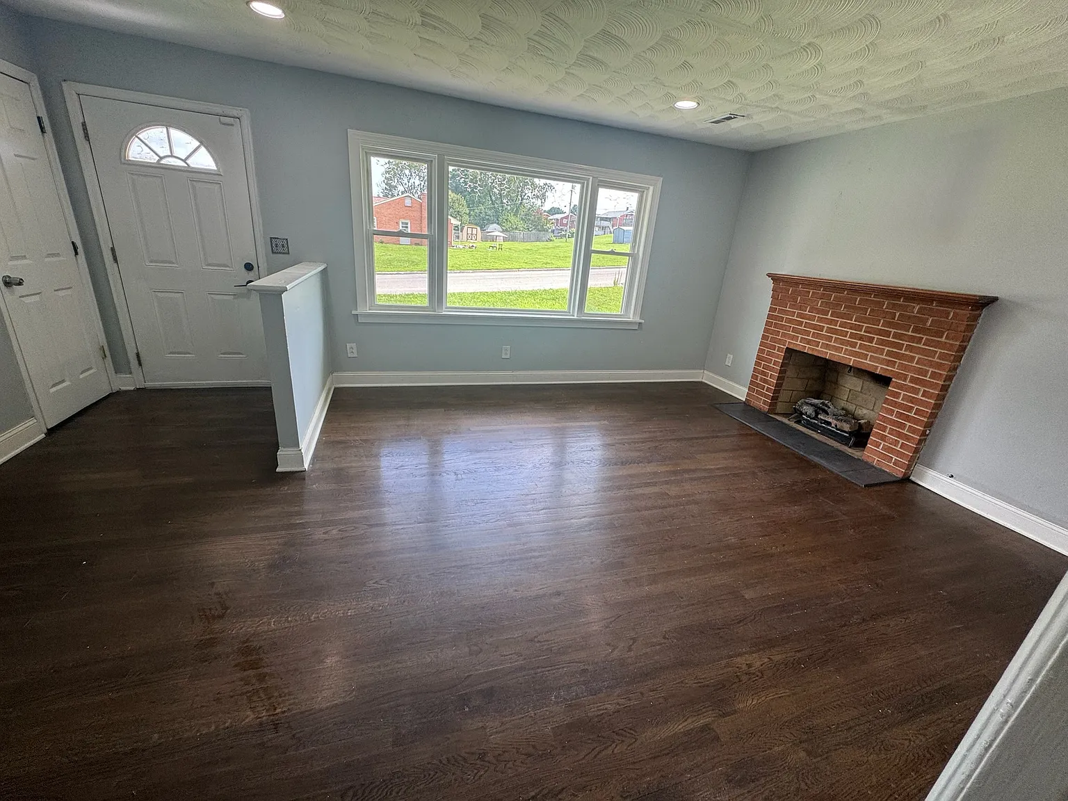 5 bed, 2116 sqft, $1,950 — Photo 2