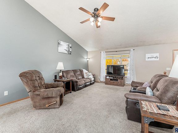 3rd image of 609 Rosewood Dr