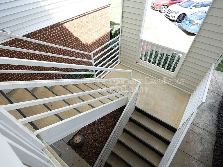 521 Renshaw Ct — Photo 2