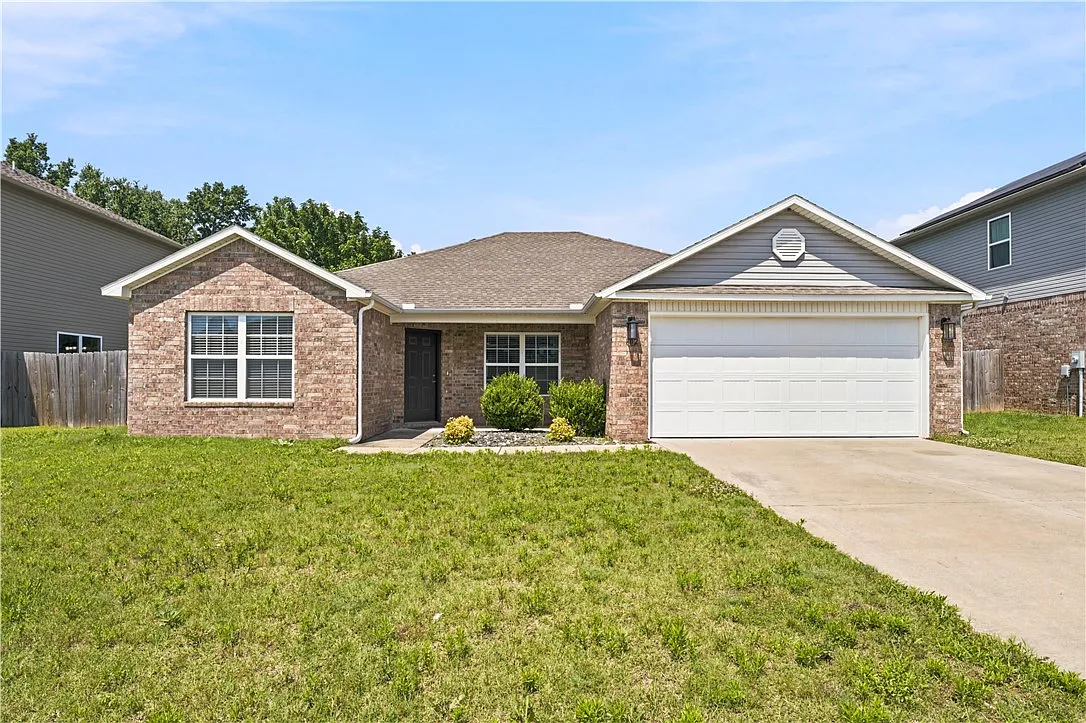 4 bed, 2.0 bath, 1634 sqft, $1,950 — Photo 2