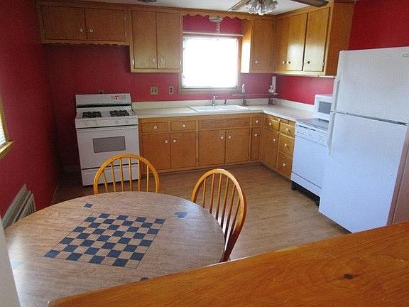 MODERN EAT IN KITCHEN