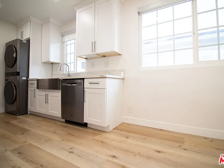 835 S Sherbourne Dr #9 — Photo 4