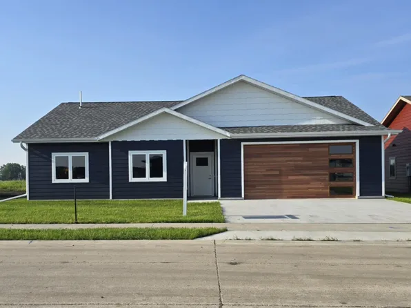 1401 38th St, Spirit Lake, IA 51360