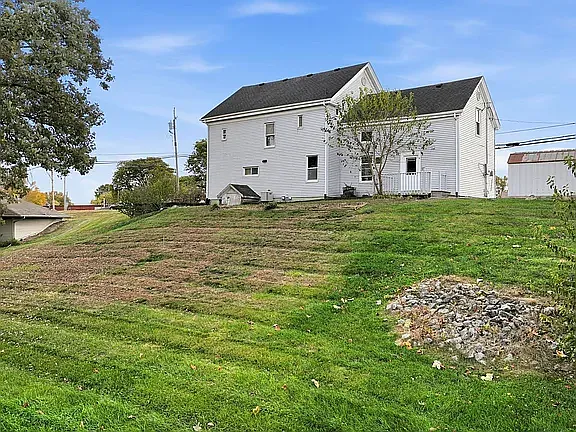 4 bed, 1.5 bath, 2742 sqft, $2,150 — Photo 3