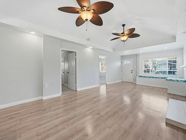 126 E Balboa Blvd — Photo 5