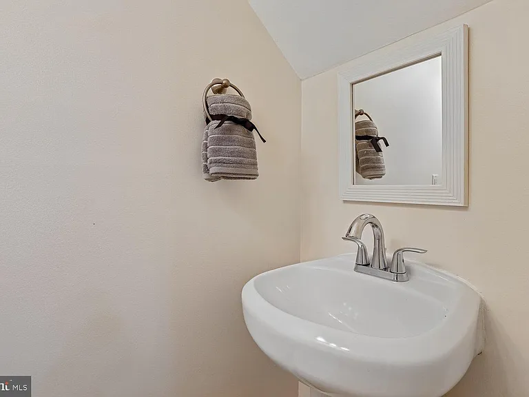 2106 Fleet St — Photo 9