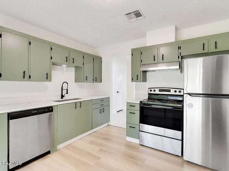 304 W Broussard St — Photo 4