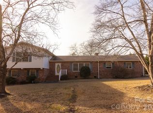 607 Edgewater Dr, Gaffney, SC 29340