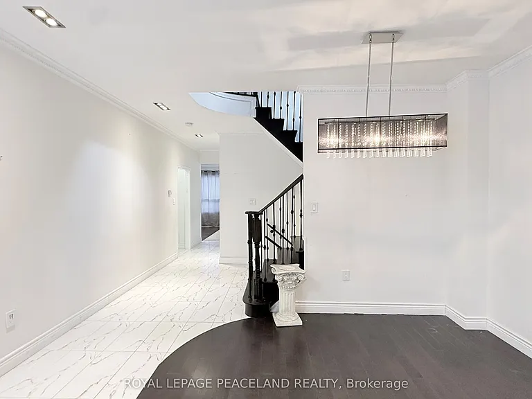 110 Annina Cres — Photo 2