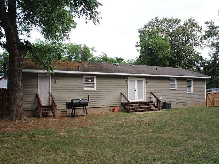 335 Poplar Ave — Photo 16