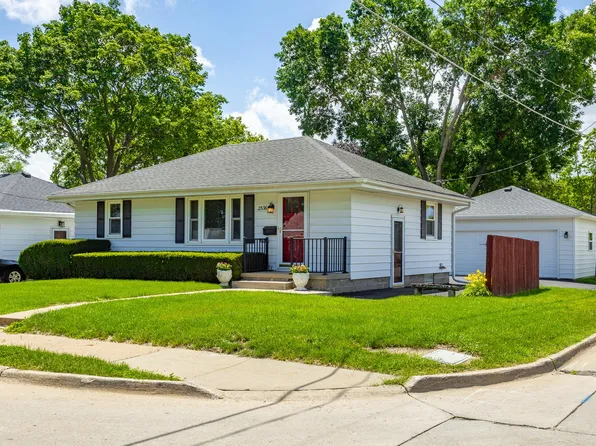 2536 E 41st Ct, Des Moines, IA 50317