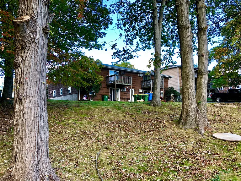129 Wedgewood Dr #2 — Photo 2