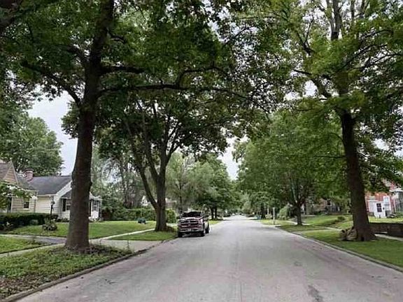 Exterior Neighborhood (street photo)