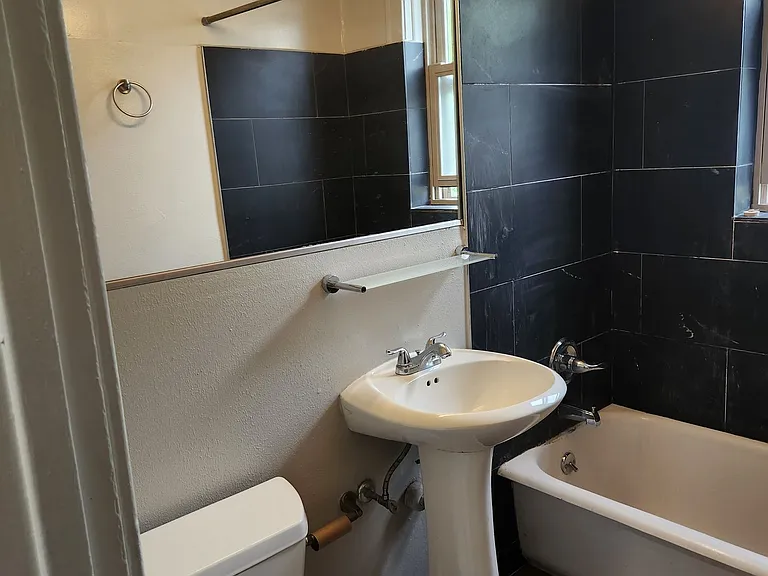 The Oakwood Manor Apartments — Photo 18