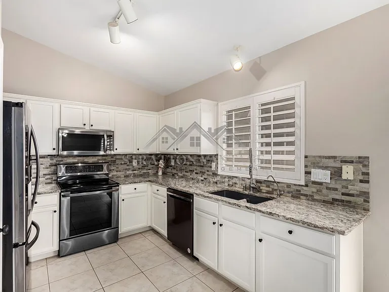 6631 E Rhodes St — Photo 15