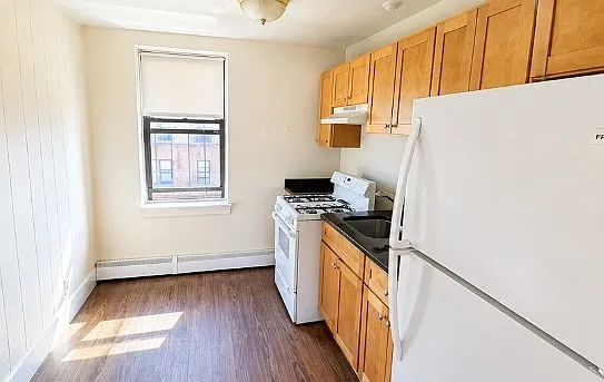 2 bed, 1.0 bath, 800 sqft, $2,400 — Photo 1