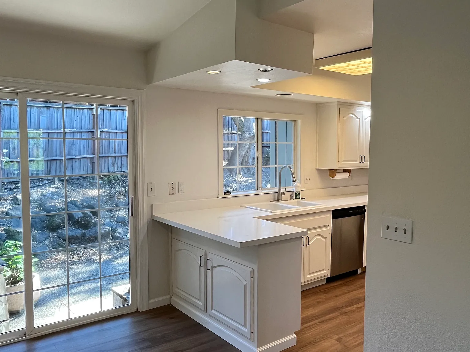3 bed, 1380 sqft, $3,900 — Photo 2