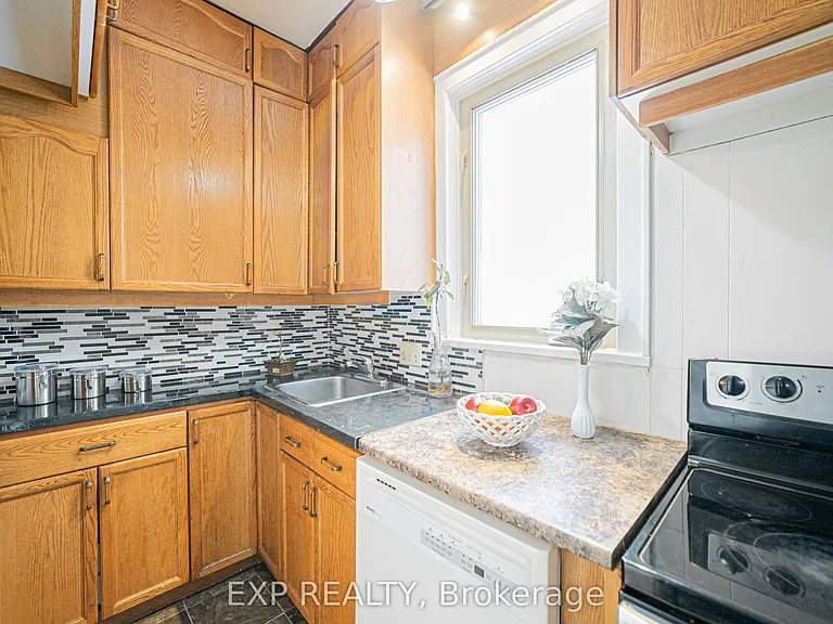 52 Proctor Blvd #MAIN — Photo 11