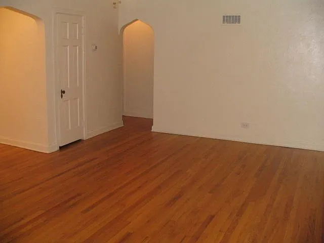 Living Room 12' x 19'
ceiling fan, window A/C
kitchen to the left, hallway to the right