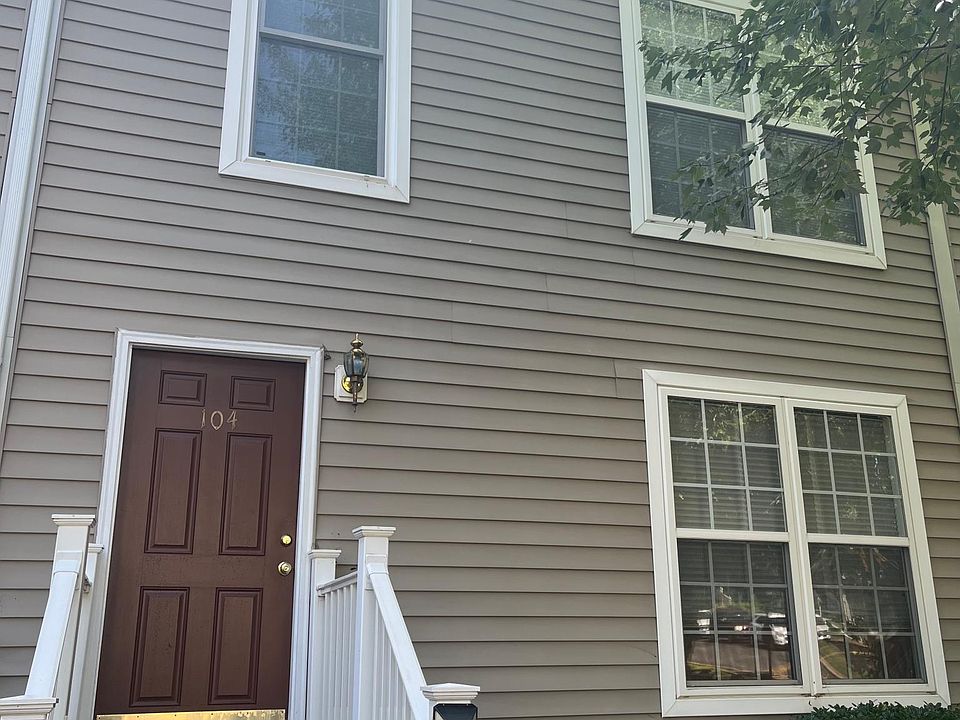 1st image of 104 Waterbury Ct