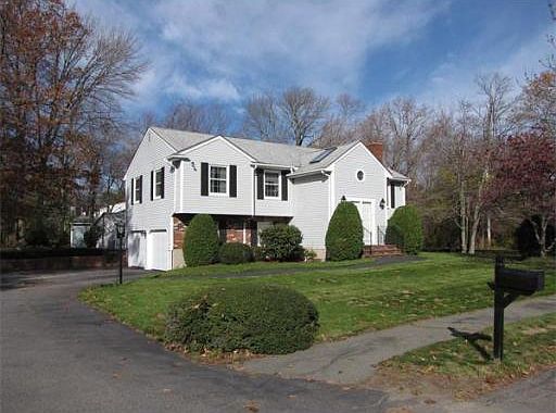 3rd image of 7 Bay Colony Dr