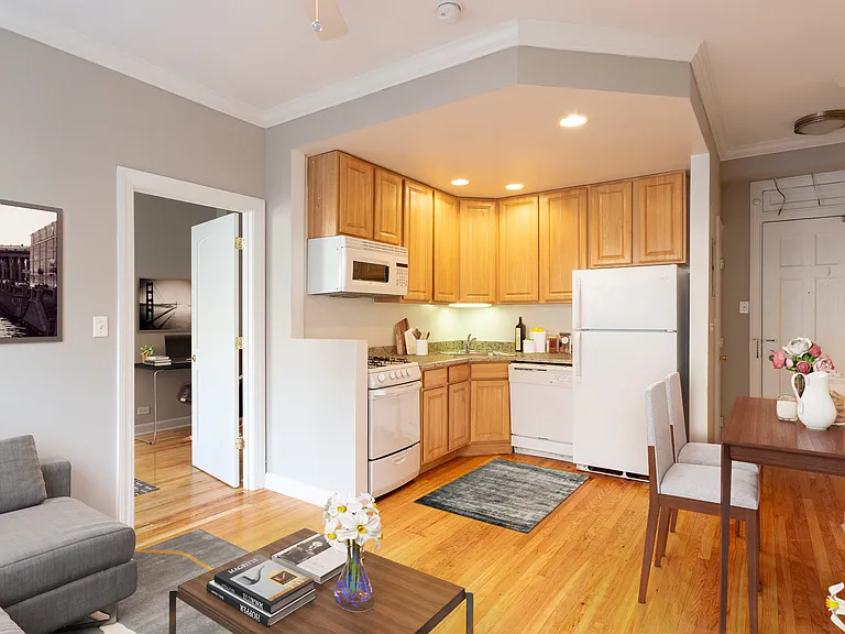 2828 N. Pine Grove — Photo 16