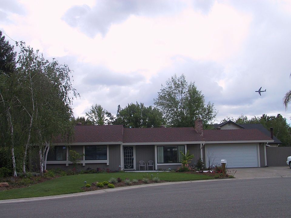1st image of 225 Sycamore Dr