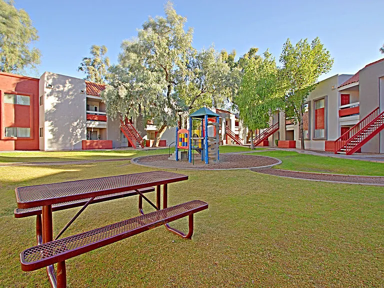 544 Southern Apartments — Photo 39