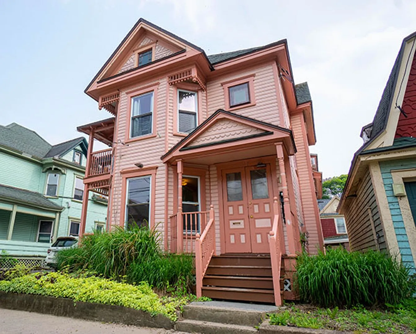 112 Dell Apt 1 - Available 7/1/27 - Charming First Floor Apartment One Block From Shops and Eateries — Photo 1