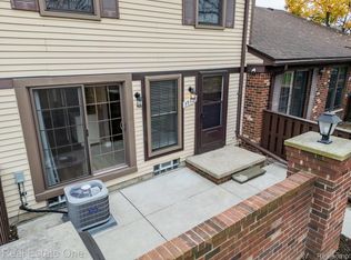 39427 Heatherheath Dr, Clinton Township, MI